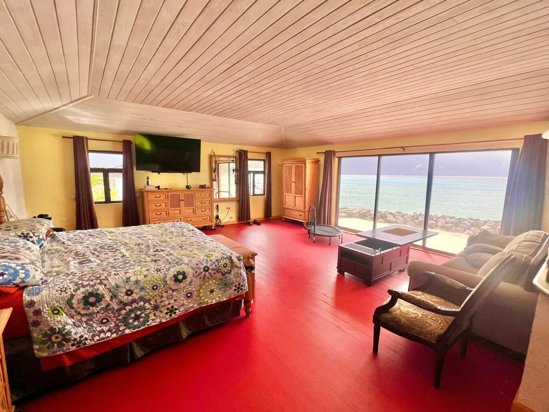 Primary bedroom with sea view